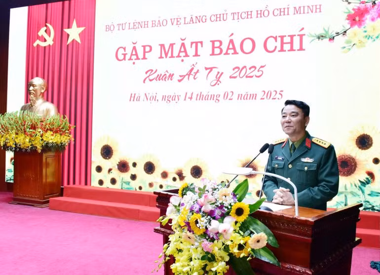 Đại tá Phạm Văn Hiếu, Phó Chính ủy Bộ Tư lệnh Bảo vệ Lăng, phát biểu tại buổi gặp mặt.