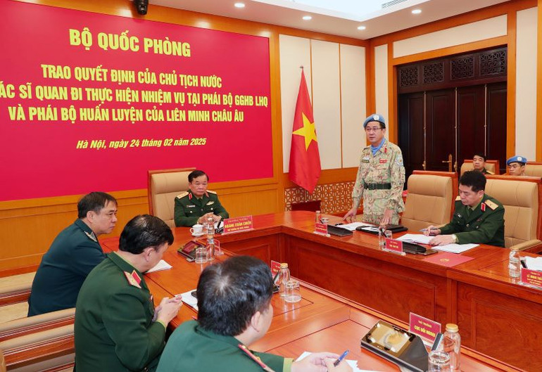 Thiếu tướng Phạm Mạnh Thắng, Cục trưởng Cục Gìn giữ hòa bình Việt Nam báo cáo công tác chuẩn bị cho các sĩ quan đi thực hiện nhiệm vụ gìn giữ hòa bình Liên hợp quốc.