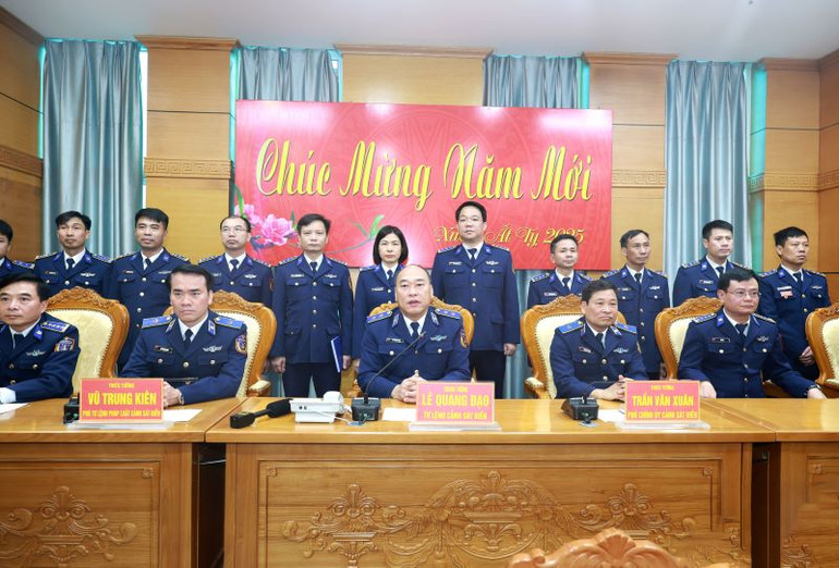 Lãnh đạo Bộ Tư lệnh Cảnh sát biển Việt Nam kiểm tra công tác chuẩn bị đón Tết và thực hiện nhiệm vụ của các tàu đang làm nhiệm vụ trên biển qua hệ thống VISAT.