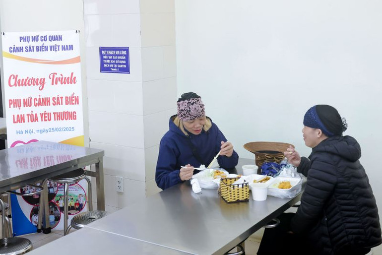 Các bệnh nhân có hoàn cảnh gia đình khó khăn đang điều trị tại Bệnh viện K - Cơ sở Tân Triều (Hà Nội), đón nhận suất cơm do Phụ nữ Cảnh sát biển Việt Nam trao tặng. Các bệnh nhân có hoàn cảnh gia đình khó khăn đang điều trị tại Bệnh viện K - Cơ sở Tân Triều (Hà Nội), đón nhận suất cơm do Phụ nữ Cảnh sát biển Việt Nam trao tặng.