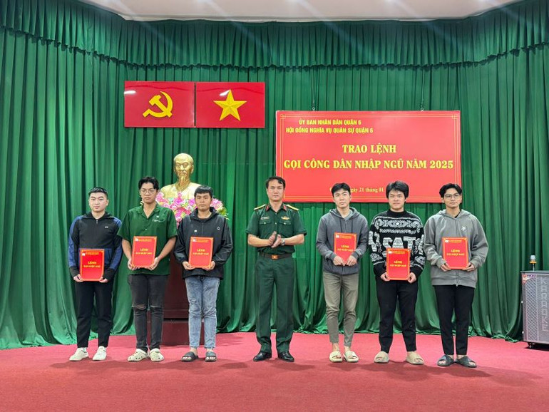 Đại diện Hội đồng nghĩa vụ quân sự quận 6, Thành phố Hồ Chí Minh trao lệnh gọi nhập ngũ cho công dân lên đường nhập ngũ năm 2025. (Ảnh: VĂN TÂN)
