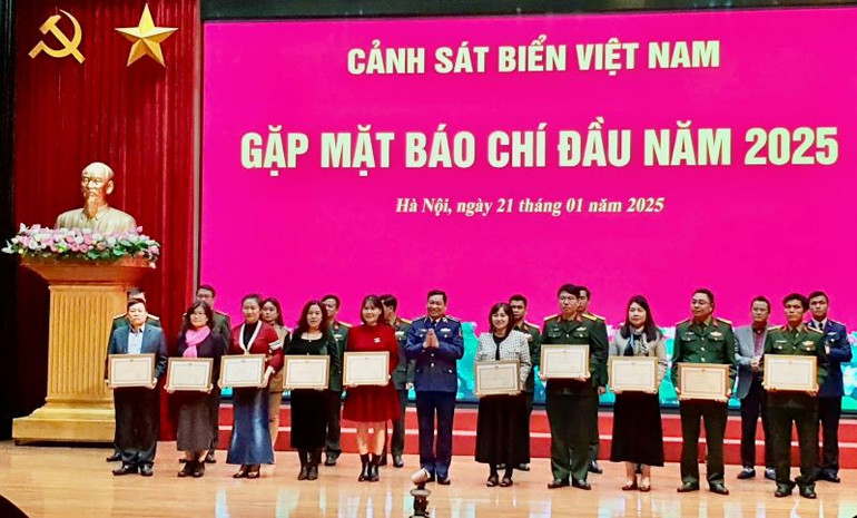 Thiếu tướng Trần Văn Xuân, Phó Chính ủy Cảnh sát biển Việt Nam trao Bằng khen tặng các cá nhân, vì đã có thành tích xuất sắc trong công tác phối hợp tuyên truyền biển, đảo và Lực lượng Cảnh sát biển Việt Nam năm 2024.