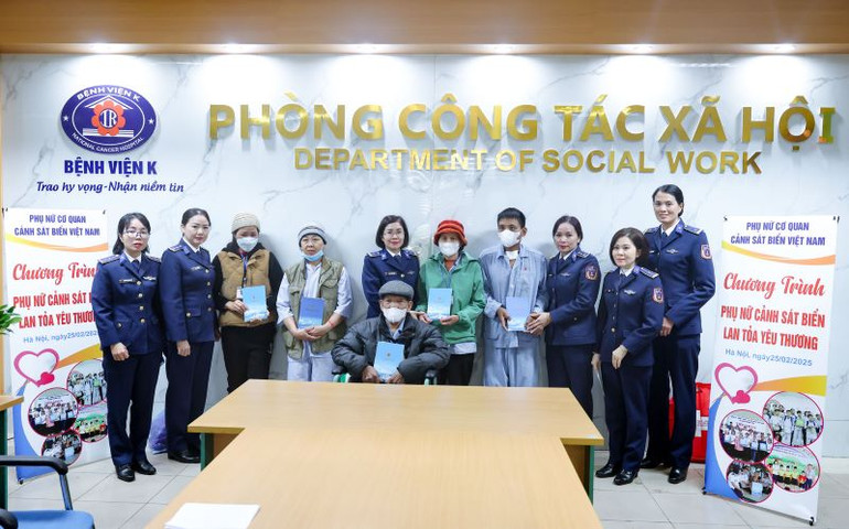Đại diện Hội Phụ nữ Cảnh sát biển Việt Nam trao quà tặng các bệnh nhân có hoàn cảnh gia đình khó khăn đang điều trị tại Bệnh viện K - Cơ sở Tân Triều (Hà Nội). Đại diện Hội Phụ nữ Cảnh sát biển Việt Nam trao quà tặng các bệnh nhân có hoàn cảnh gia đình khó khăn đang điều trị tại Bệnh viện K - Cơ sở Tân Triều (Hà Nội).