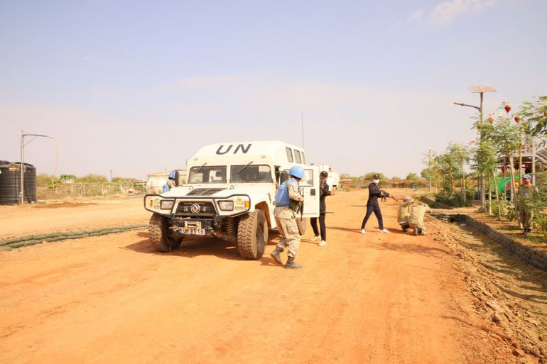 Đội Công binh số 3 xử trí tình huống đối tượng cướp có vũ trang tấn công lực lượng của đơn vị khi đang cơ động trên đường làm nhiệm vụ bên ngoài căn cứ. (Ảnh: Cục Gìn giữ hòa bình Việt Nam)