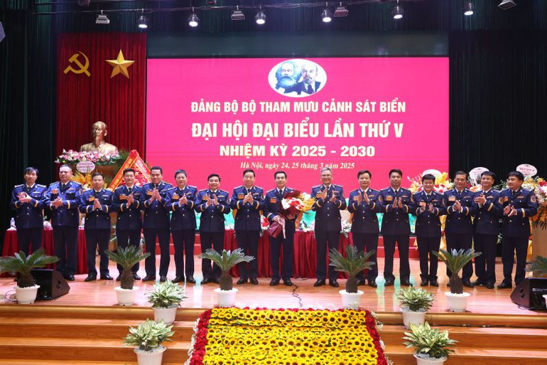 Trung tướng Bùi Quốc Oai tặng hoa chúc mừng các đồng chí trúng cử vào Ban Chấp hành Đảng bộ Bộ Tham mưu nhiệm kỳ 2025-2030. Trung tướng Bùi Quốc Oai tặng hoa chúc mừng các đồng chí trúng cử vào Ban Chấp hành Đảng bộ Bộ Tham mưu nhiệm kỳ 2025-2030.