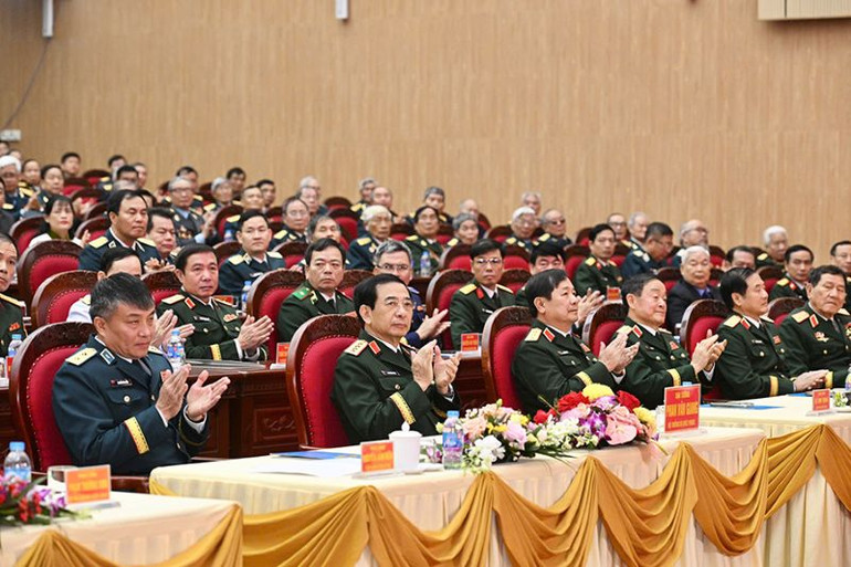 Các đại biểu tham dự buổi lễ.