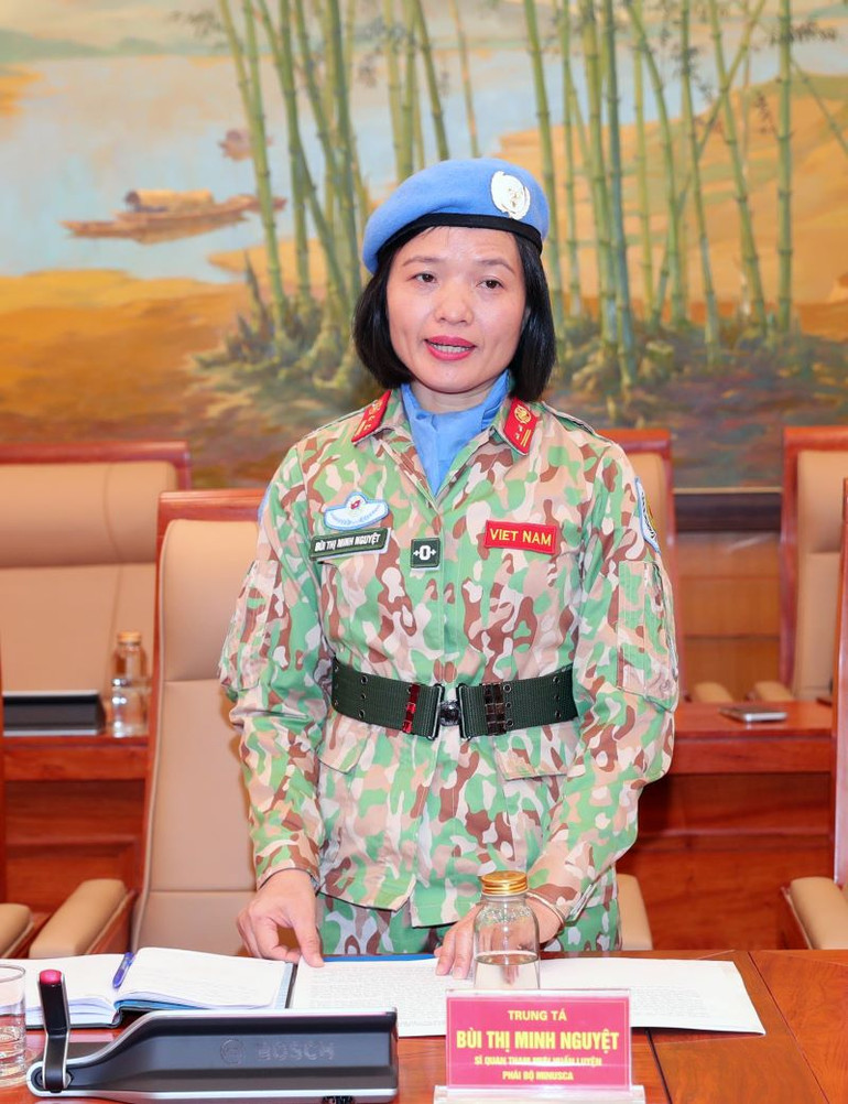 Trung tá Bùi Thị Minh Nguyệt thay mặt các sĩ quan phát biểu hứa quyết tâm sẵn sàng nhận và hoàn thành xuất sắc nhiệm vụ được giao.