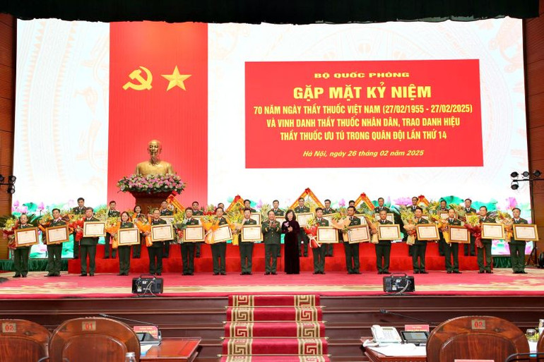 Thượng tướng Trịnh Văn Quyết và đồng chí Đào Hồng Lan trao danh hiệu Thầy thuốc Ưu tú tặng các bác sĩ, cán bộ Quân y.