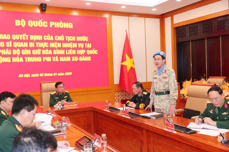 Thiếu tướng Phạm Mạnh Thắng, Cục trưởng Cục Gìn giữ hòa bình Việt Nam báo cáo công tác chuẩn bị cho các sĩ quan chuẩn bị lên đường.