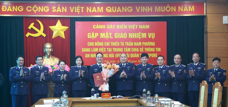 Thủ trưởng Bộ Tư lệnh và đại diện các cơ quan chức năng tặng hoa chúc mừng Thiếu tá Trần Nam Phương trước khi lên đường làm nhiệm vụ.