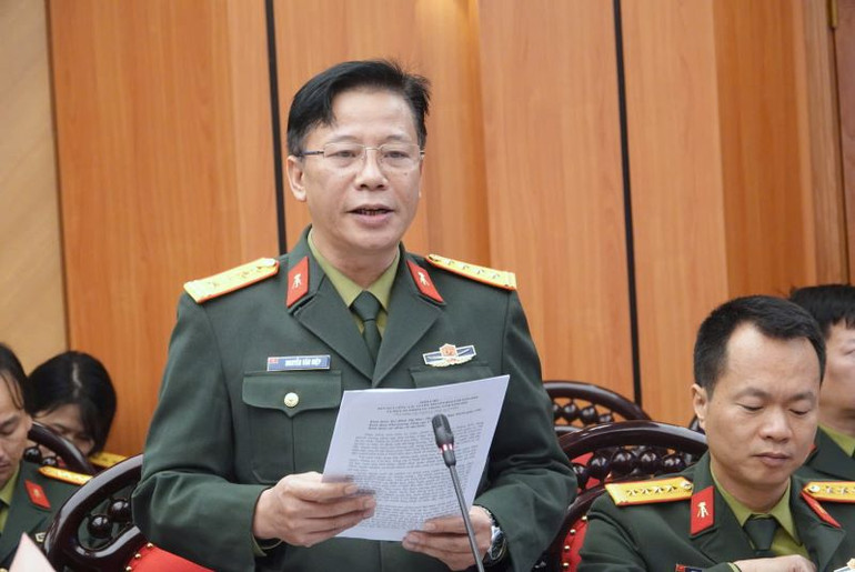 Đại tá Nguyễn Văn Hiệp, Trưởng Phòng Tuyên huấn, Cục Chính trị Tổng cục Công nghiệp quốc phòng báo cáo tóm tắt kết quả công tác tuyên truyền báo chí của Tổng cục năm 2024, phương hướng tuyên truyền báo chí năm 2025 tại buổi gặp mặt.