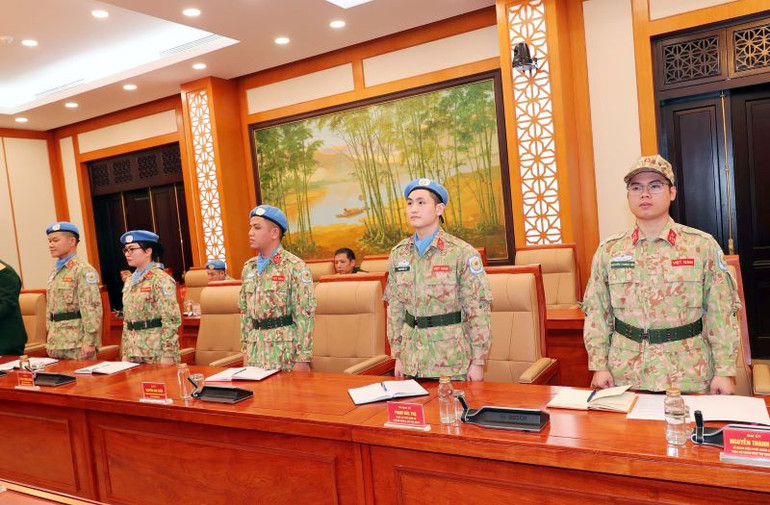 Các sĩ quan nghe công bố Quyết định của Chủ tịch nước, sẵn sàng lên đường làm nhiệm vụ.