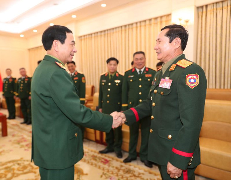 Đại tướng Phan Văn Giang chào mừng Trung tướng Saichay Kommasith, Thứ trưởng Quốc phòng, Tổng Tham mưu trưởng Quân đội nhân dân Lào dẫn đầu Đoàn đại biểu quân sự cấp cao Quân đội nhân dân Lào sang thăm chính thức Việt Nam. Đại tướng Phan Văn Giang chào mừng Trung tướng Saichay Kommasith, Thứ trưởng Quốc phòng, Tổng Tham mưu trưởng Quân đội nhân dân Lào dẫn đầu Đoàn đại biểu quân sự cấp cao Quân đội nhân dân Lào sang thăm chính thức Việt Nam.