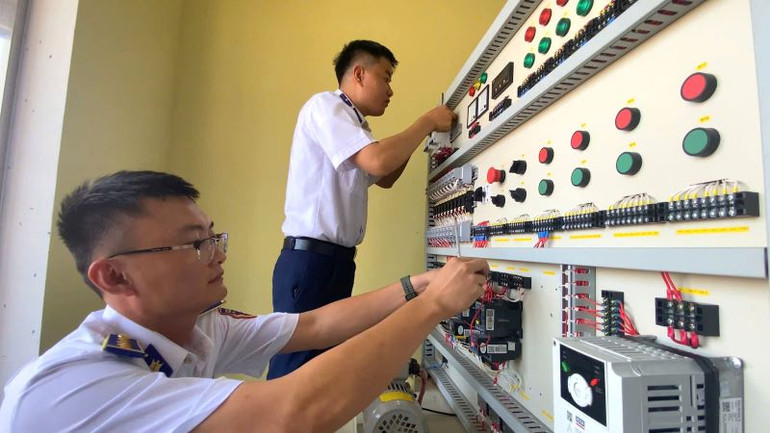 Đại úy Nguyễn Văn Hùng cùng đồng đội thực hiện sáng kiến “Mô hình huấn luyện khí cụ điện, dụng cụ đo điện và truyền động điện” .