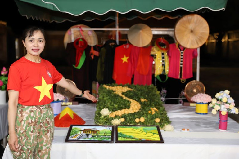 Thiếu tá Quân nhân chuyên nghiệp Cù Anh Đào cùng các hội viên trong Chi hội Phụ nữ Đội Công binh số 3 sáng tạo ra nhiều sản phẩm mang đậm chất văn hóa Việt để giới thiệu đến bạn bè quốc tế tại Phái bộ UNISFA. (Ảnh: Cục Gìn giữ hòa bình Việt Nam cung cấp)