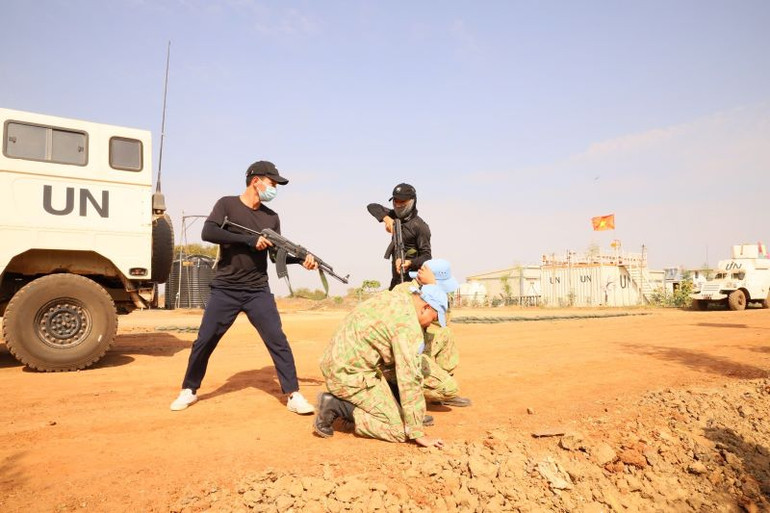 Đội Công binh số 3 xử trí tình huống khi đối tượng cướp có vũ trang tấn công lực lượng của đơn vị đang làm nhiệm vụ bên ngoài thực địa. (Ảnh: Cục Gìn giữ hòa bình Việt Nam)