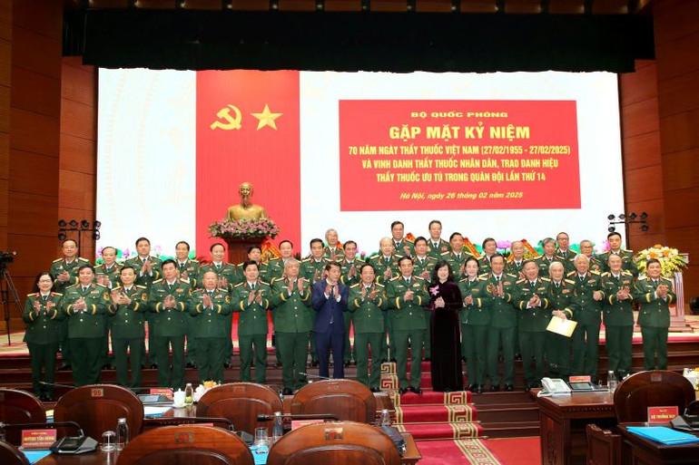 Lãnh đạo Bộ Quốc phòng, Tổng cục Chính trị chụp ảnh lưu niệm cùng các đại biểu về dự buổi gặp mặt.