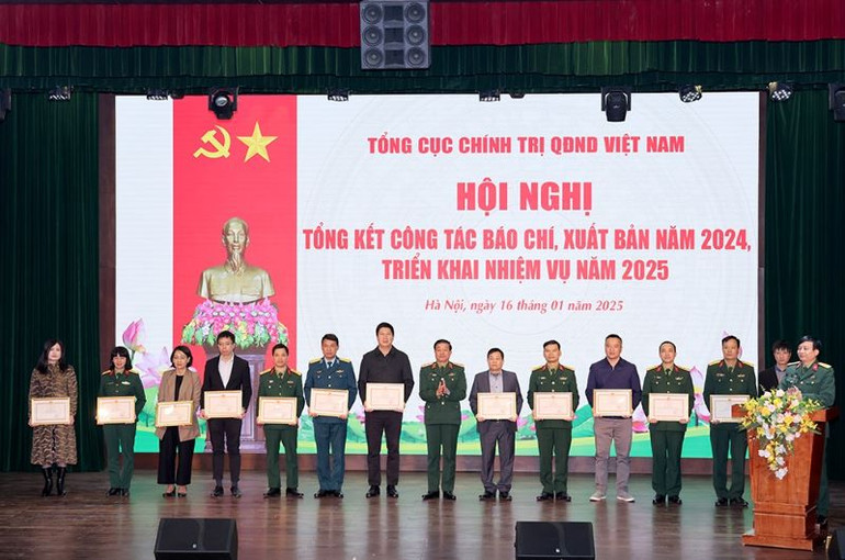 Thừa ủy quyền của Bộ trưởng Quốc phòng, Trung tướng Trương Thiên Tô, trao Bằng khen của Bộ trưởng Quốc phòng tặng các cá nhân, vì đã có thành xuất sắc trong công tác tuyên truyền báo chí năm 2024.