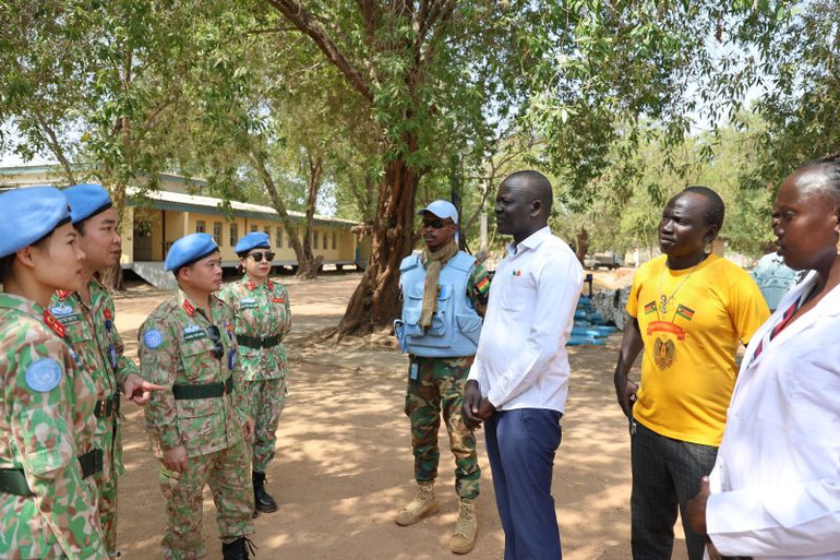 Lãnh đạo Bệnh viện Bentiu, Nam Sudan bày tỏ sự xúc động, trân trọng trước những món quà được trao tặng và tình cảm chân thành của các bác sĩ mũ nồi xanh Việt Nam. (Ảnh: TIẾN HƯNG)