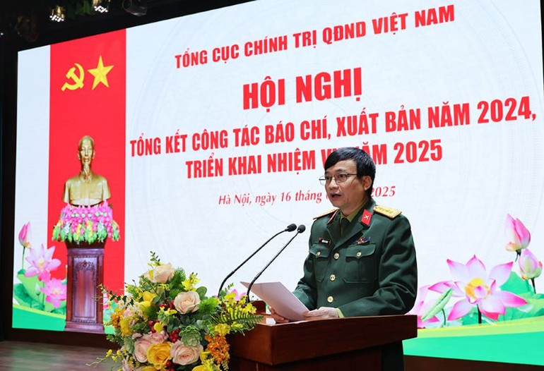 Đại tá Trần Phú Mừng, Trưởng phòng Thông tấn báo chí, Cục Tuyên huấn trình bày Báo cáo tóm tắt công tác báo chí, xuất bản tại Hội nghị.