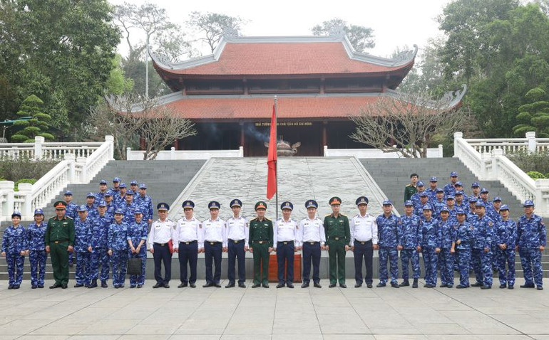 Đoàn cán bộ Cảnh sát biển Việt Nam chụp ảnh lưu niệm tại Khu di tích K9.