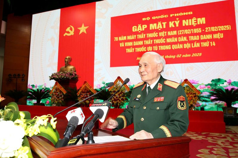 Thiếu tướng Nguyễn Tụ, Anh hùng Lực lượng vũ trang nhân dân, nguyên Bí thư Đảng ủy, Phó Giám đốc Học viện Quân y, đại diện lão thành ngành y phát biểu tại buổi gặp mặt.