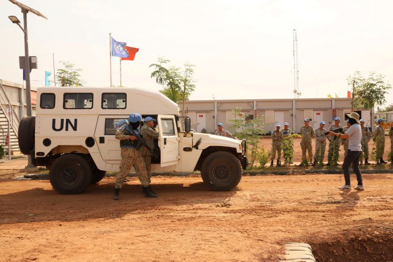 Đội Công binh số 3 thực hành xử trí tình huống đối tượng cướp có vũ trang tấn công lực lượng của đơn vị khi đang cơ động trên đường làm nhiệm vụ bên ngoài căn cứ. (Ảnh: Cục Gìn giữ hòa bình Việt Nam)