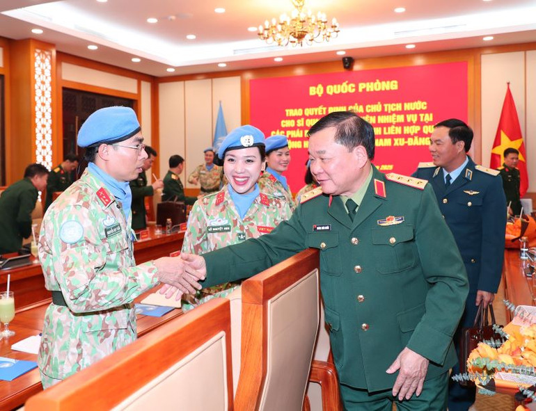 Thượng tướng Hoàng Xuân Chiến chúc mừng các sĩ quan chuẩn bị lên đường làm nhiệm vụ gìn giữ hòa bình.