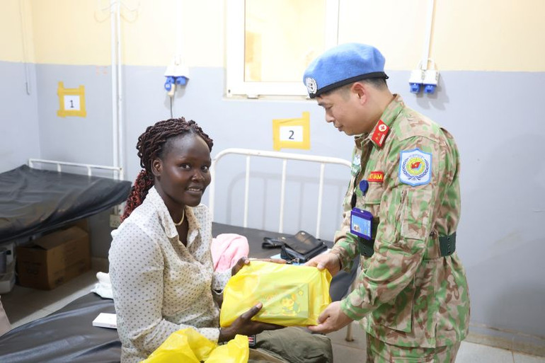 Niềm vui của bệnh nhân đang điều trị tại Bệnh viện Bentiu, Nam Sudan được bác sĩ mũ nồi xanh Việt Nam tặng quà. (Ảnh: TIẾN HƯNG)