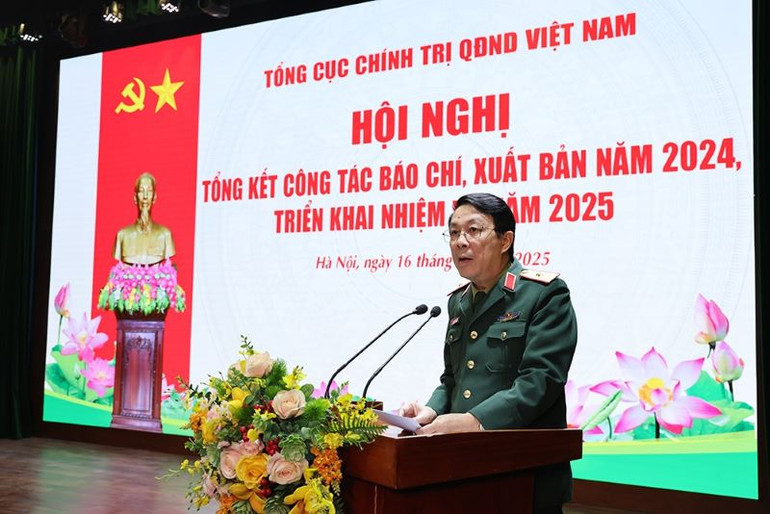 Thiếu tướng Nguyễn Xuân Thủy, Phó Cục trưởng Cục Tuyên huấn phát biểu ý kiến tại Hội nghị.