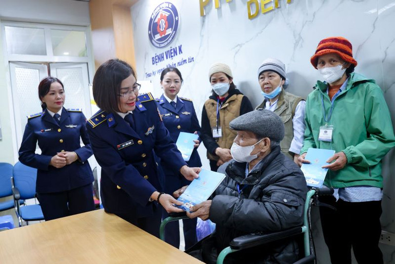 Đại diện Hội Phụ nữ Cảnh sát biển Việt Nam trao quà tặng các bệnh nhân có hoàn cảnh gia đình khó khăn. Đại diện Hội Phụ nữ Cảnh sát biển Việt Nam trao quà tặng các bệnh nhân có hoàn cảnh gia đình khó khăn.