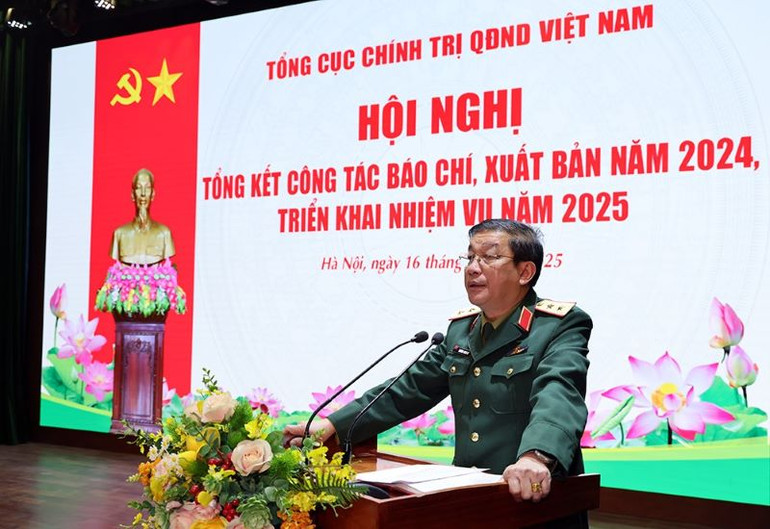 Trung tướng Trương Thiên Tô, Phó Chủ nhiệm Tổng cục Chính trị Quân đội nhân dân Việt Nam phát biểu ý kiến tại Hội nghị.