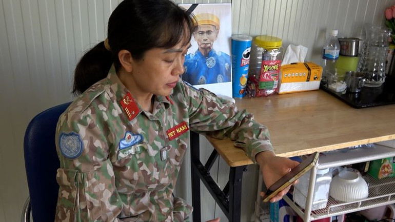 Thiếu tá Quân nhân chuyên nghiệp Cù Anh Đào lặng lẽ khóc thầm khi đang thực hiện nhiệm vụ ở xa Tổ quốc nhận được tin bố mất ở quê nhà. (Ảnh: Cục Gìn giữ hòa bình Việt Nam cung cấp)