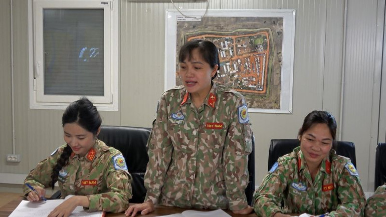 Thiếu tá Quân nhân chuyên nghiệp Cù Anh Đào đóng góp nhiều ý kiến thiết thực để nâng cao chất lượng hoạt động của Chi hội Phụ nữ Đội Công binh số 3. (Ảnh: Cục Gìn giữ hòa bình Việt Nam cung cấp)