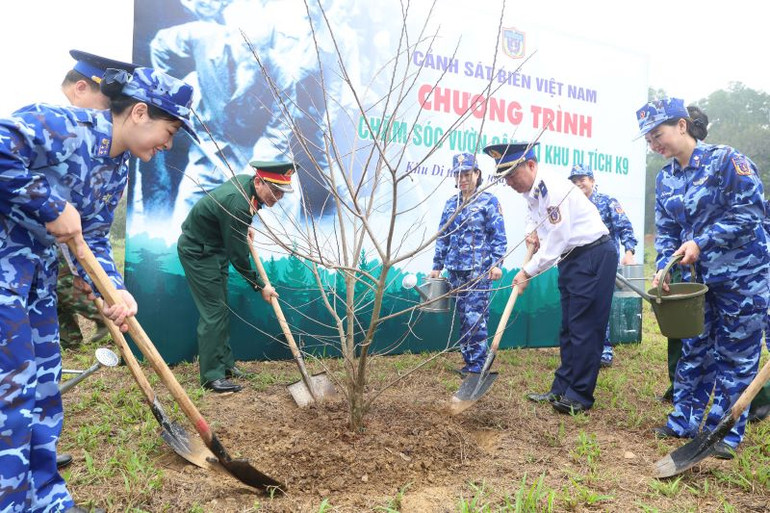 Cán bộ, nhân viên Cảnh sát biển Việt Nam tích cực tham gia trồng và chăm sóc cây xanh tại Khu di tích K9.
