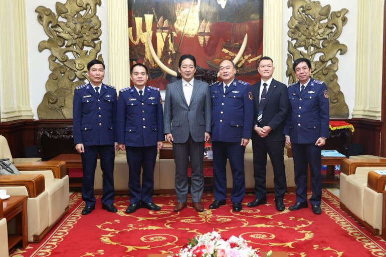 Trung tướng Lê Quang Đạo, Tư lệnh Cảnh sát biển Việt Nam và Ngài Phó Đại sứ Nhật Bản tại Việt Nam Isamu ISHIKAWA chụp ảnh lưu niệm cùng các đại biểu. Trung tướng Lê Quang Đạo, Tư lệnh Cảnh sát biển Việt Nam và Ngài Phó Đại sứ Nhật Bản tại Việt Nam Isamu ISHIKAWA chụp ảnh lưu niệm cùng các đại biểu.