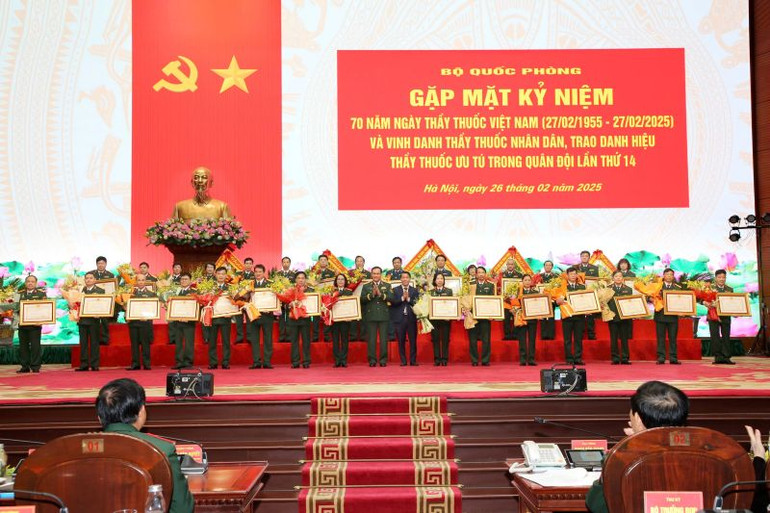 Thượng tướng Vũ Hải Sản và đồng chí Vũ Thanh Mai trao danh hiệu Thầy thuốc Ưu tú tặng các bác sĩ, cán bộ Quân y.