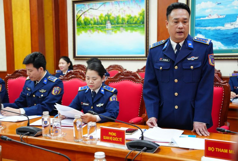 Đại tá Vũ Trung Hậu, Trưởng phòng Phòng Quan hệ quốc tế Cảnh sát biển Việt Nam báo cáo công tác chuẩn bị và lịch trình làm việc sắp tới của đoàn công tác. Đại tá Vũ Trung Hậu, Trưởng phòng Phòng Quan hệ quốc tế Cảnh sát biển Việt Nam báo cáo công tác chuẩn bị và lịch trình làm việc sắp tới của đoàn công tác.