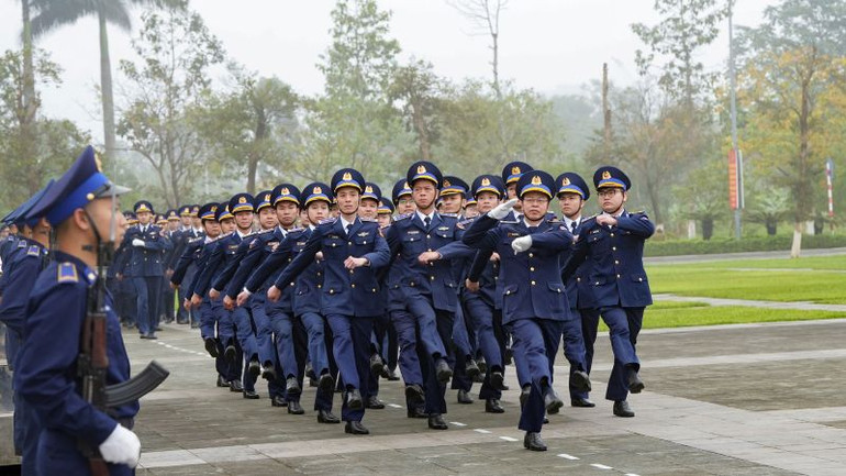 Khối sĩ quan diễu duyệt đội ngũ qua lễ đài tại Lễ ra quân huấn luyện.