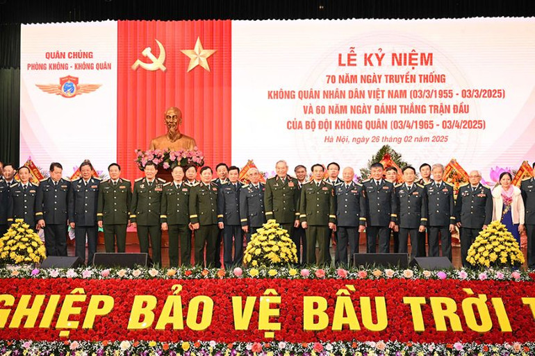 Đại tướng Phan Văn Giang chụp ảnh cùng các đại biểu tham dự buổi lễ.