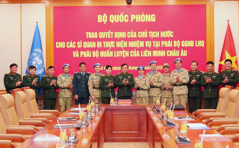 Đại diện các cơ quan, đơn vị trực thuộc Bộ Quốc phòng chụp ảnh cùng các sĩ quan chuẩn bị lên đường làm nhiệm vụ gìn giữ hòa bình Liên hợp quốc.