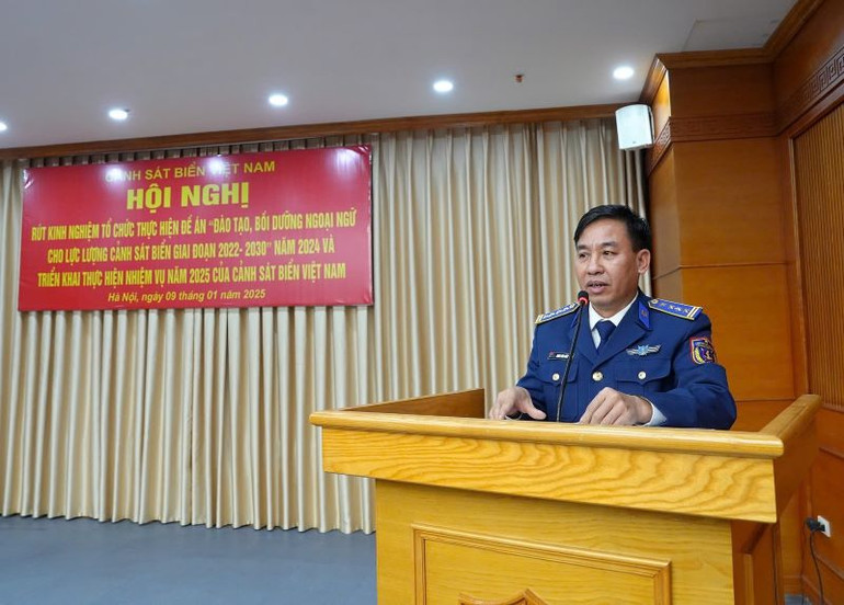 Đại tá Đoàn Văn Hiểu, Giám đốc Trung tâm Đào tạo và Bồi dưỡng nghiệp vụ Cảnh sát biển trình bày báo cáo thực hiện Đề án năm 2024 tại Hội nghị.