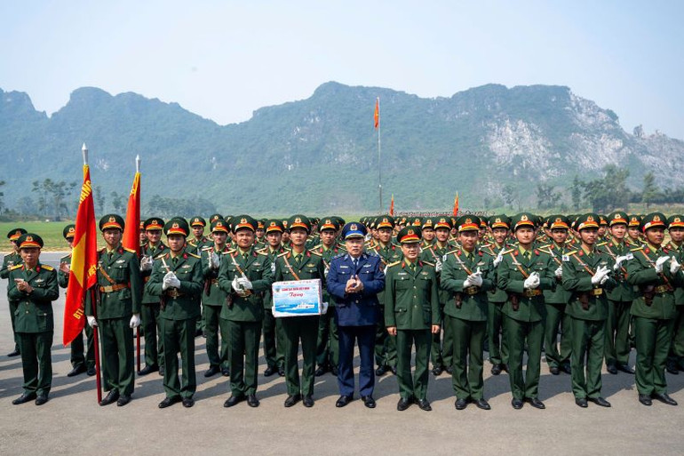 Trung tướng Lê Quang Đạo tặng quà động viên khối nam sĩ quan Cảnh sát biển do lực lượng Quân khu 4 đảm nhiệm. Trung tướng Lê Quang Đạo tặng quà động viên khối nam sĩ quan Cảnh sát biển do lực lượng Quân khu 4 đảm nhiệm.