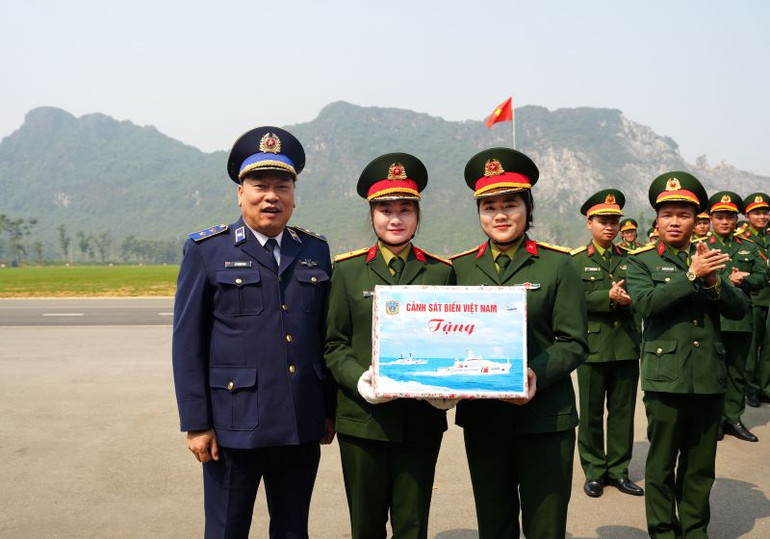 Trung tướng Lê Quang Đạo động viên, tặng quà nữ chiến sĩ Cảnh sát biển tham gia khối quân nhạc. Trung tướng Lê Quang Đạo động viên, tặng quà nữ chiến sĩ Cảnh sát biển tham gia khối quân nhạc.