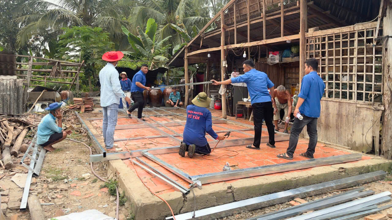 Các nhóm thiện nguyện tham gia xây nhà cho người dân ở xã Đông Bình, huyện Thới Lai.