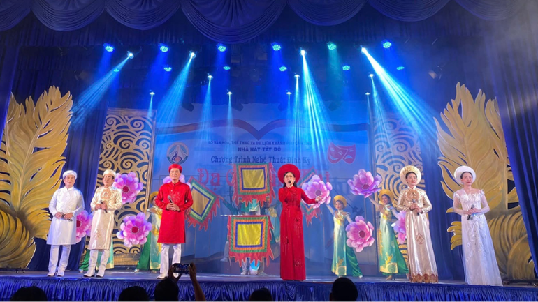 Chương trình nghệ thuật định kỳ "Dạ cổ Cầm Thi" tại Nhà hát Tây Đô.