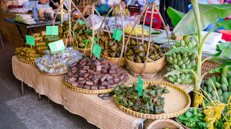 Hàng trăm món bánh dân gian sẵn sàng phục vụ Lễ hội.