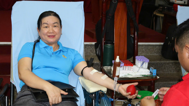 Một công đoàn viên tham gia hiến máu tại Ngày hội “Sắc đỏ đoàn viên công đoàn” năm 2025.