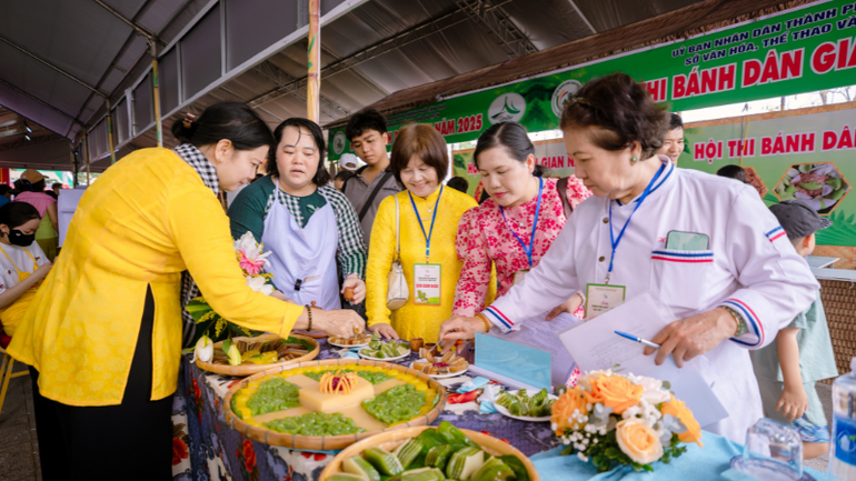 Hội thi Làm Bánh dân gian tại Lễ hội.