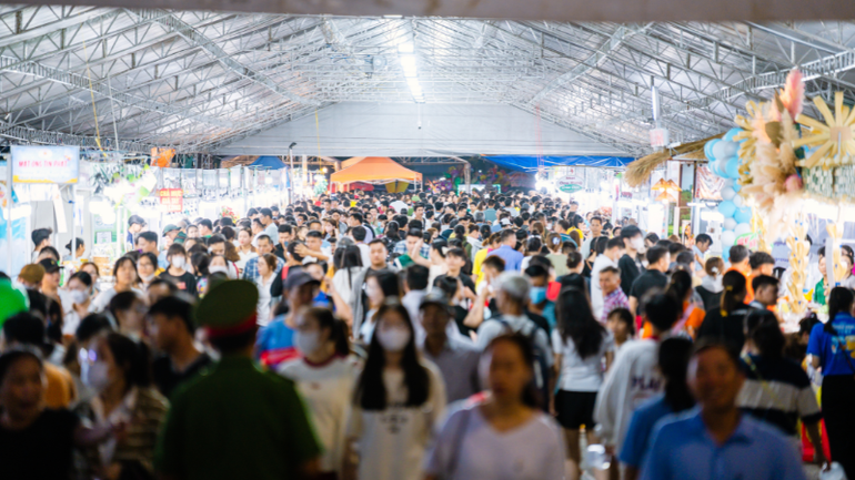 Đông đảo người dân và du khách tại Lễ hội Bánh Dân gian Nam Bộ năm 2025. (Ảnh: NGỌC HÂN) Đông đảo người dân và du khách tại Lễ hội Bánh Dân gian Nam Bộ năm 2025. (Ảnh: NGỌC HÂN)
